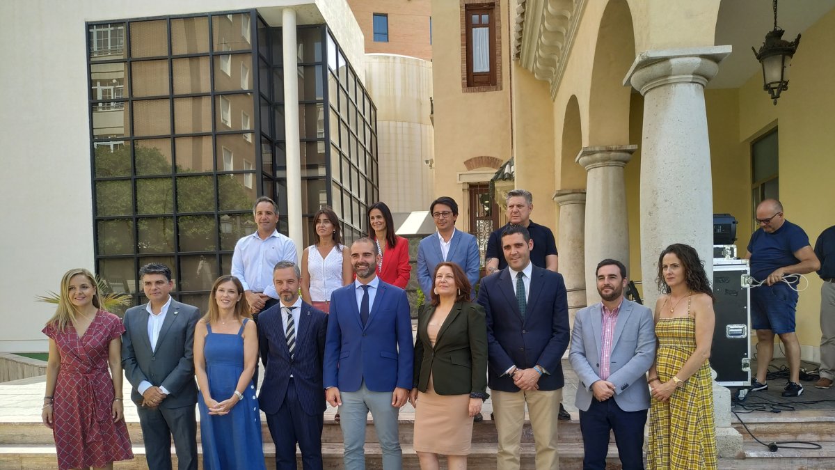 Foto de familia de la visita de los consejeros al Ayuntamiento de Almería