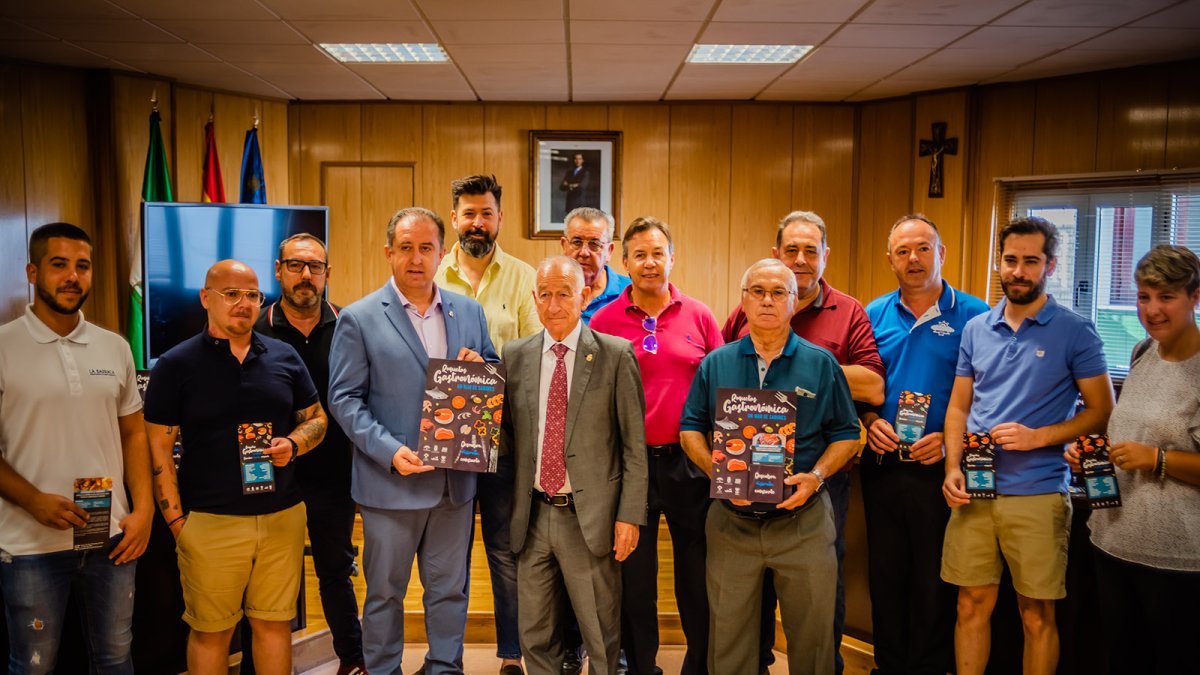 Gabriel Amat y los empresarios del sector, con los carteles de la campaña para sus locales.