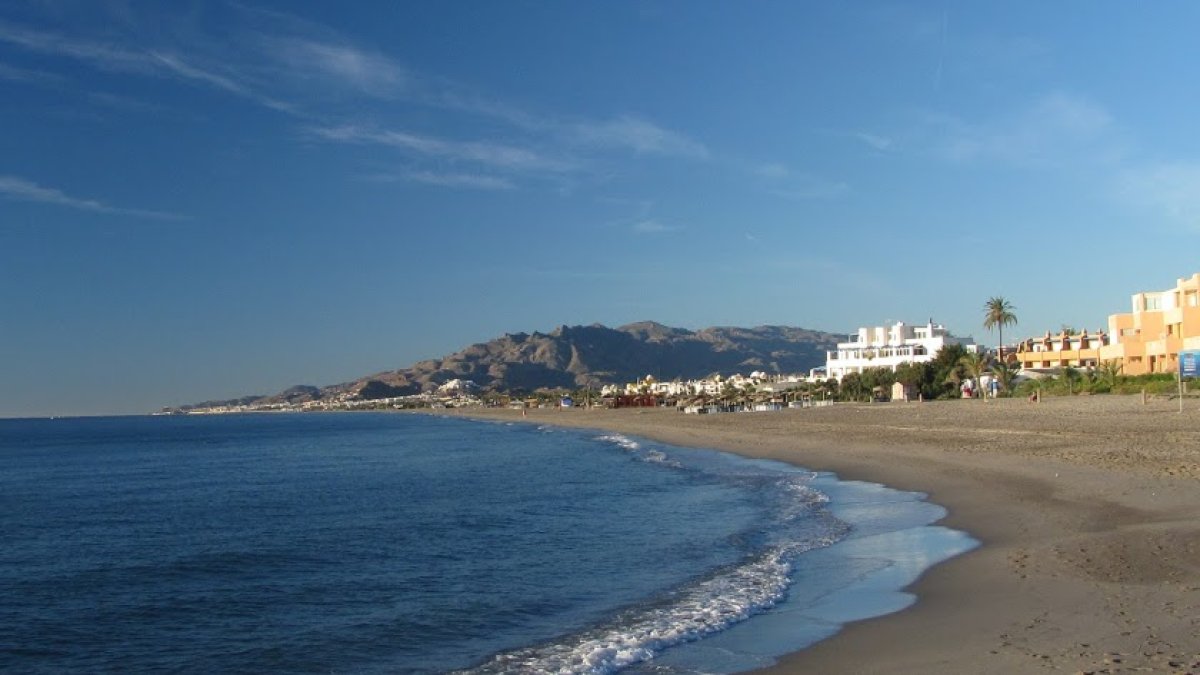 La ausencia de humo en las playas del municipio es el objetivo del Ayuntamiento de Vera.