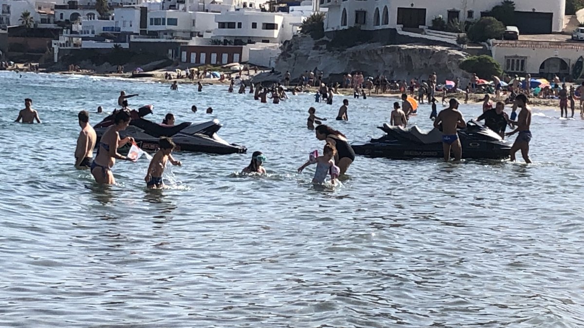 Imagen enviada por un vecino de la playa de San José este miércoles por la tarde.