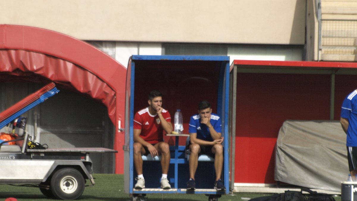 Montoro sentado en el banquillo de los árbitros.