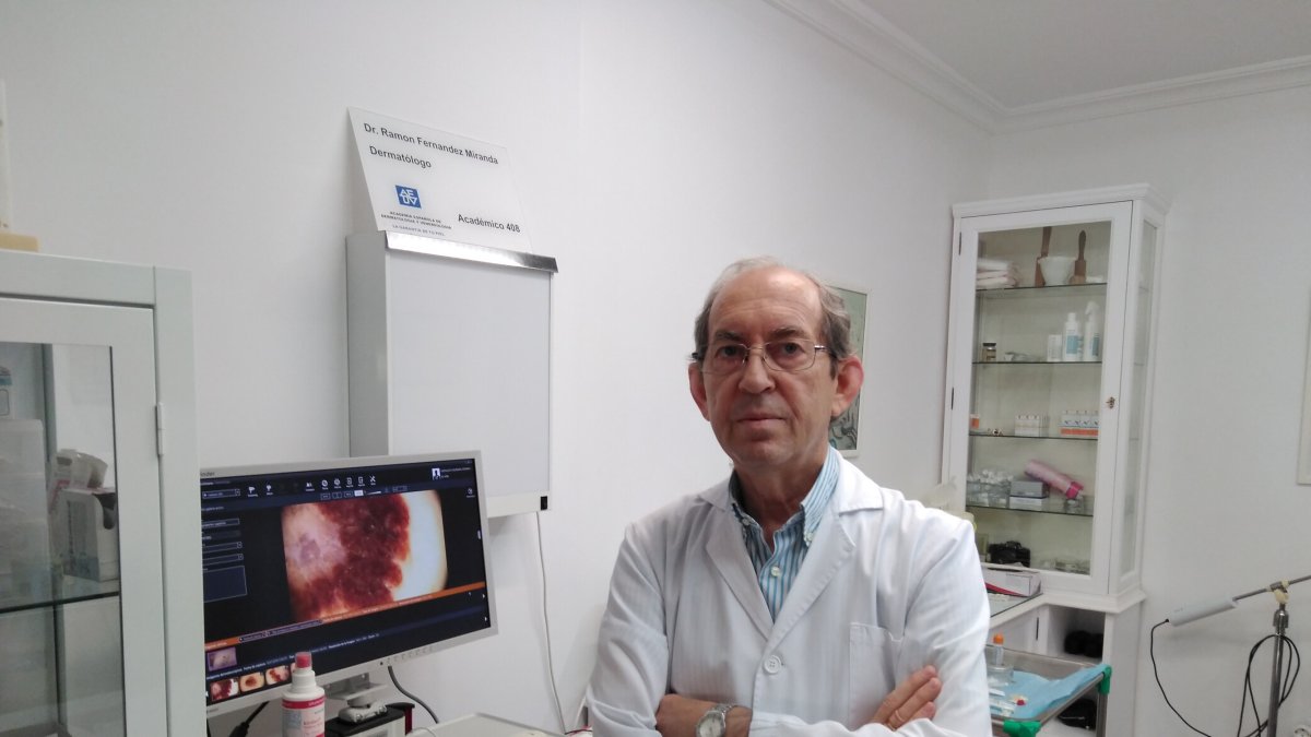 Ramón Fernández Miranda en su consulta del Paseo de Almería.