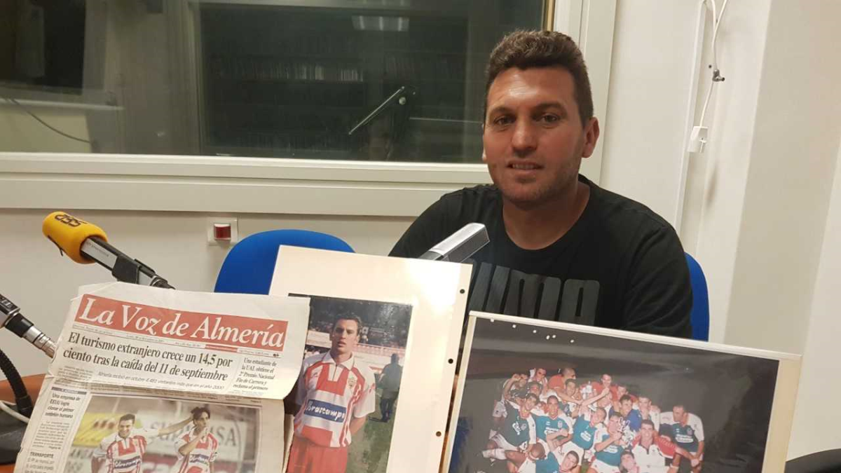 El jugador muestra sus tesoros en los estudios de la Cadena SER.