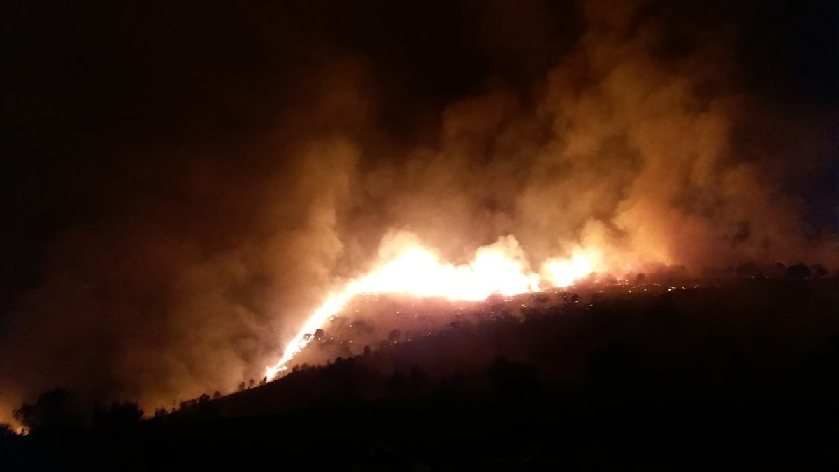 Imagen del incendio en la noche de ayer.