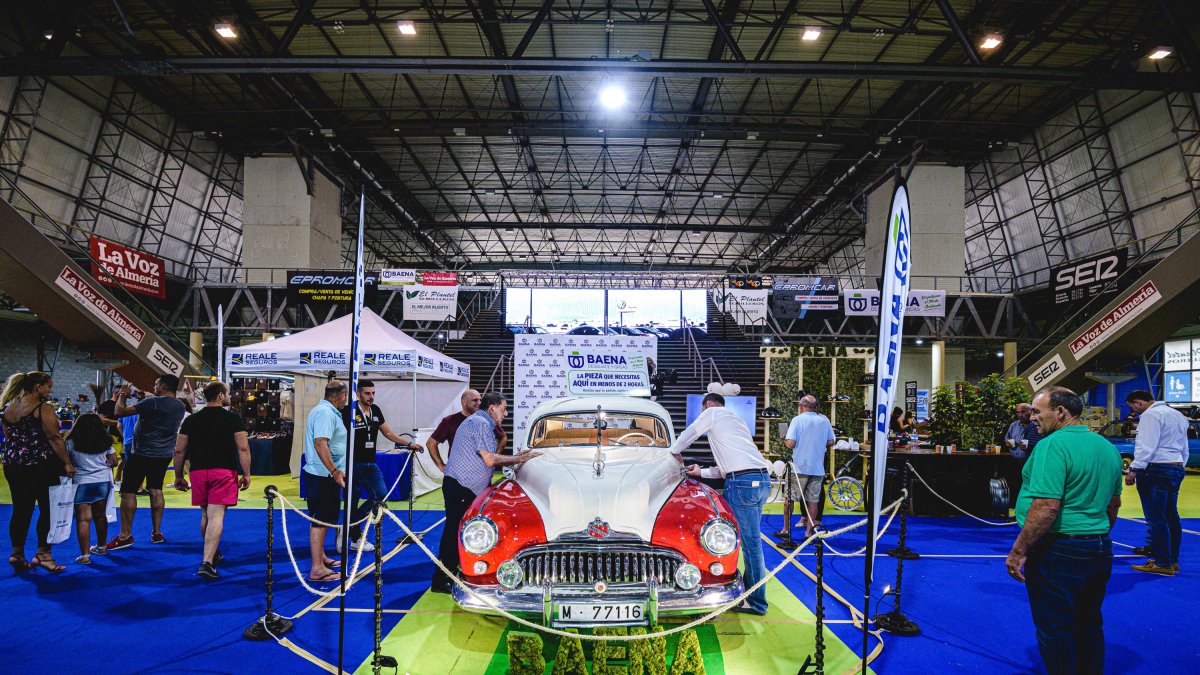 Coches de todas las épocas y para todos los gustos en Aguadulce.