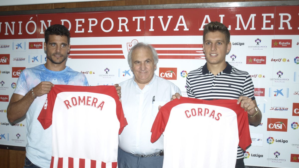 Alfonso García se suele prodigar en las presentaciones.