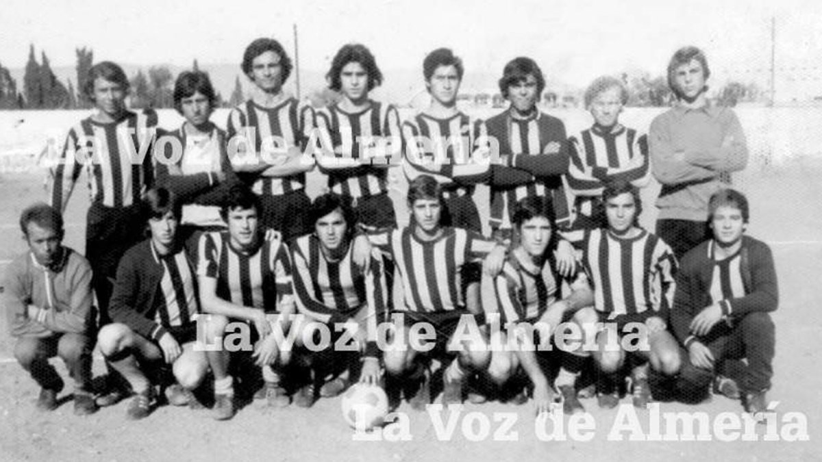 El gran Juanico Ros con su chándal de ‘mister’ con uno de los equipos del Valdivia.