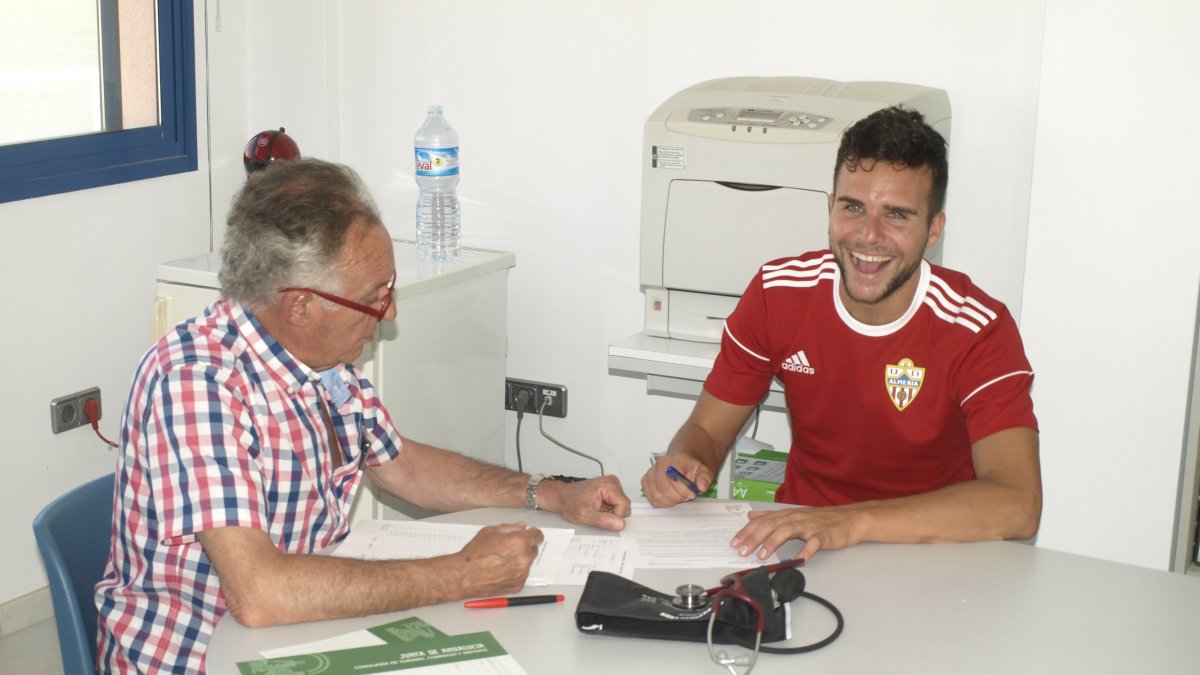 Álvaro Giménez firmando por... el reconocimiento médico.