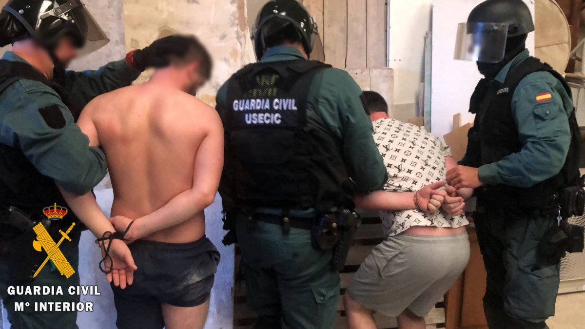 Detención de dos individuos en la nave agrícola.