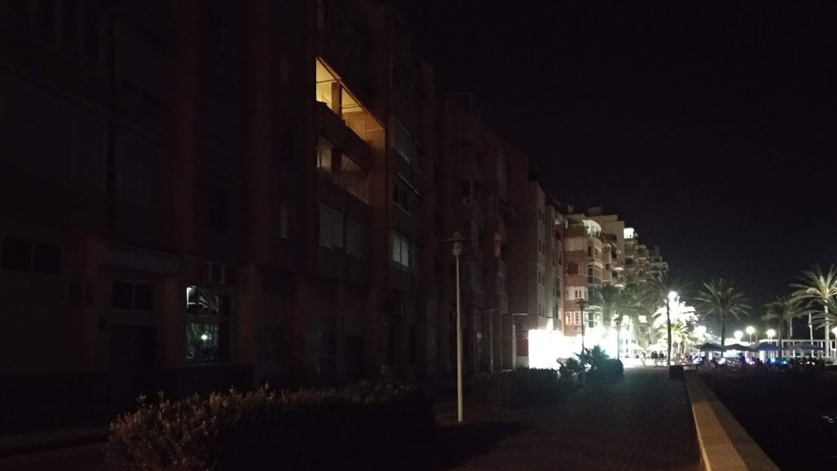 Zona del Paseo Marítimo a oscuras debido a que las farolas están apagadas.