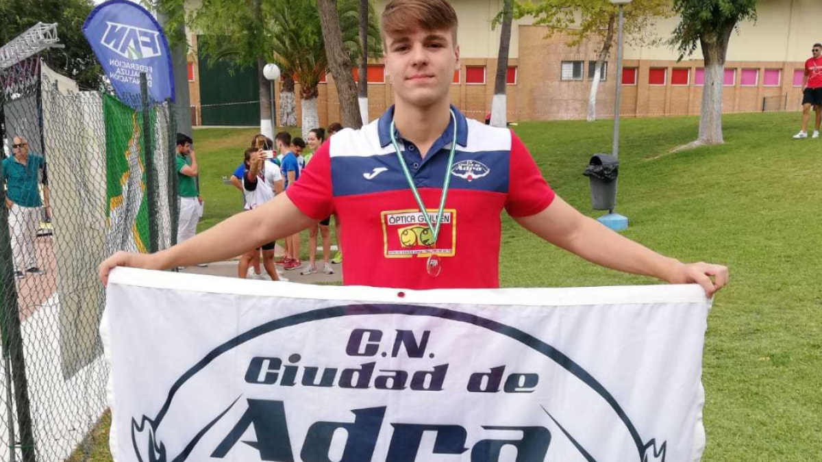 El nadador abderitano con la bandera.