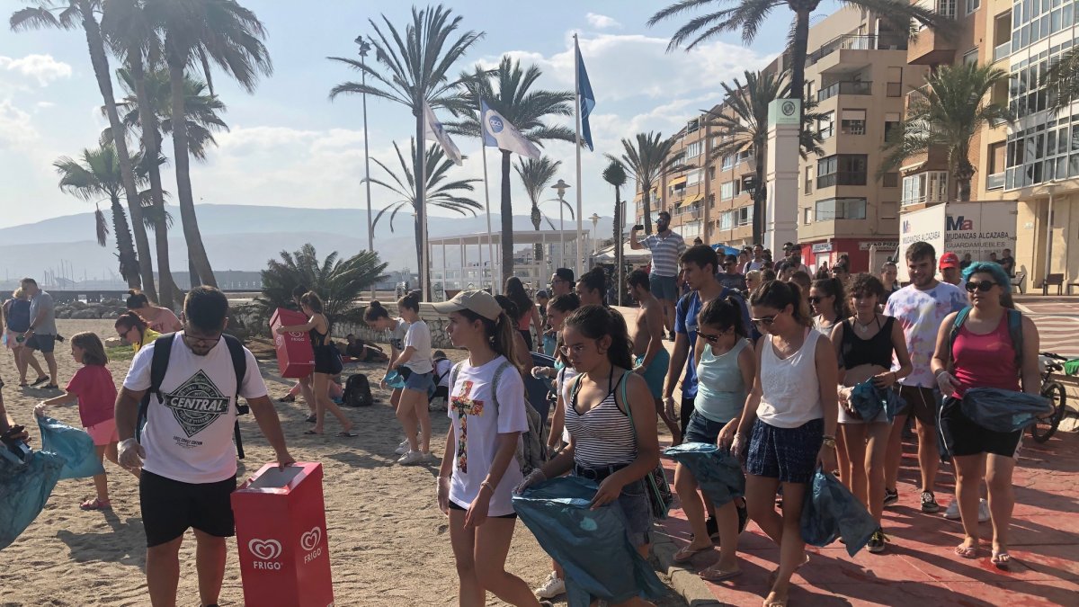 Quedada para limpiar la playa de El Zapillo.