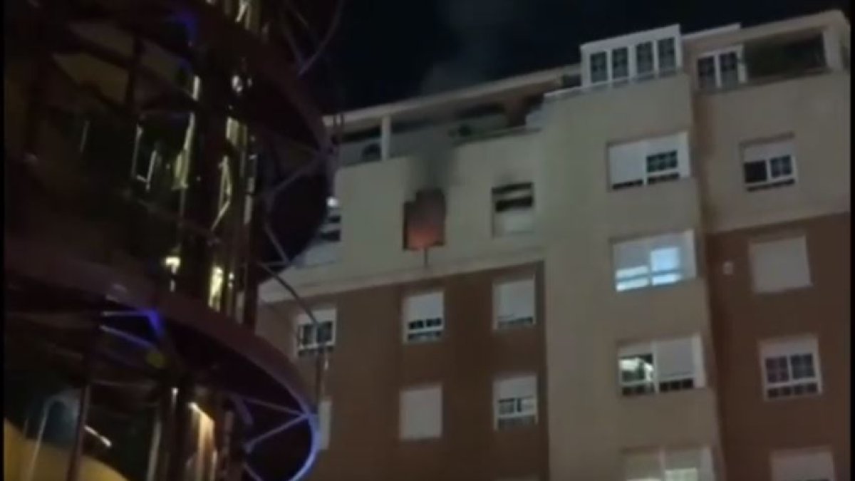 Fuego en una de las ventanas de la vivienda.