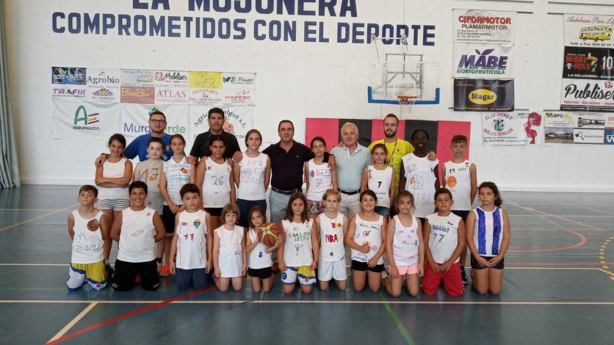 Aprender y divertirse con el baloncesto en La Mojonera.