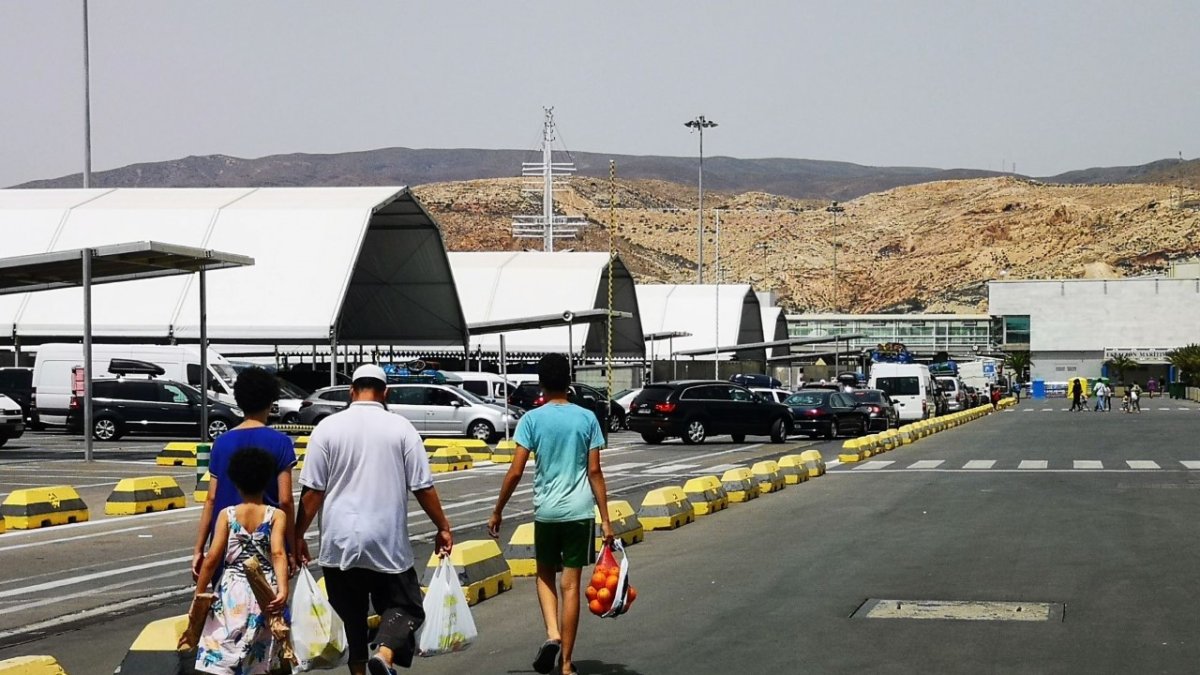 Cuatro pasajeros marchan para el embarque