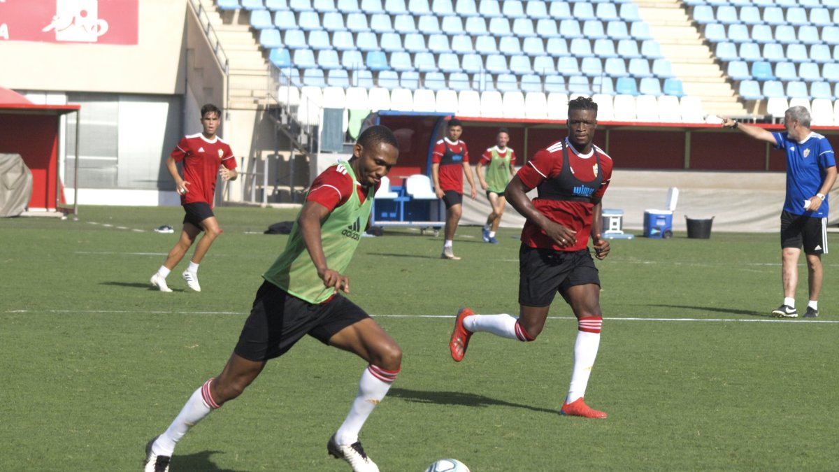 Lucien Owona sacando el balón en el Mediterráneo.