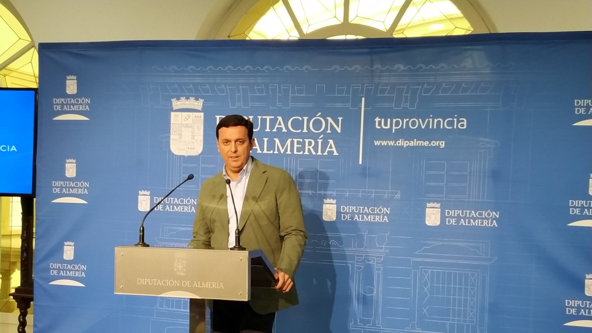Javier Aureliano García, presidente de la Diputación Provincial, en la rueda de prensa