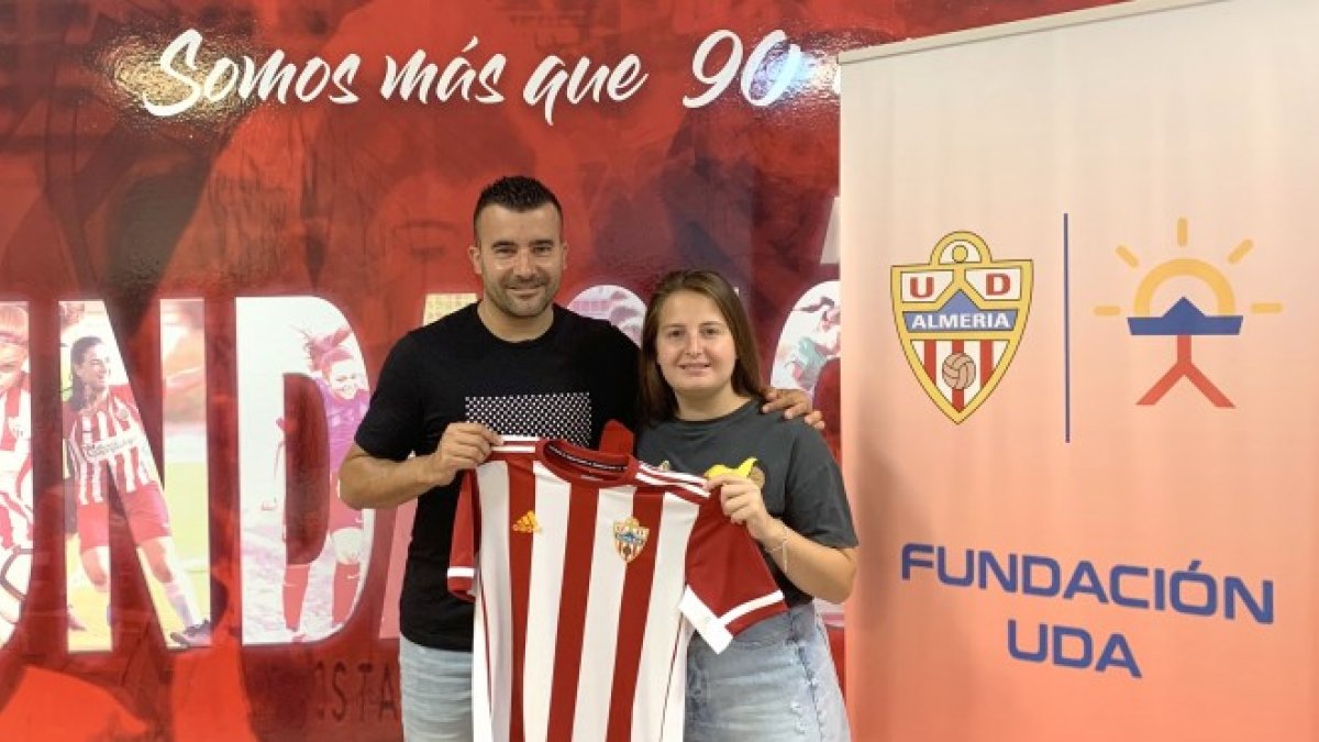 Carlos Hinojo junto a la coordinadora Rocío Muñoz.