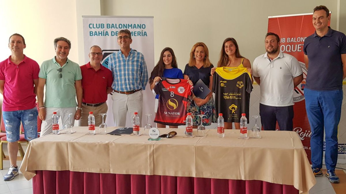 Foto de familia entre CB Roquetas y Bahía de Almería.