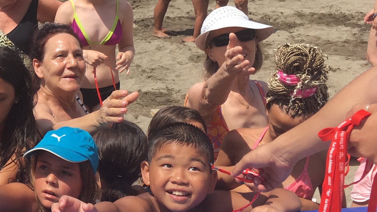 Los niños recogen las pulseras repartidas por Grupo Control