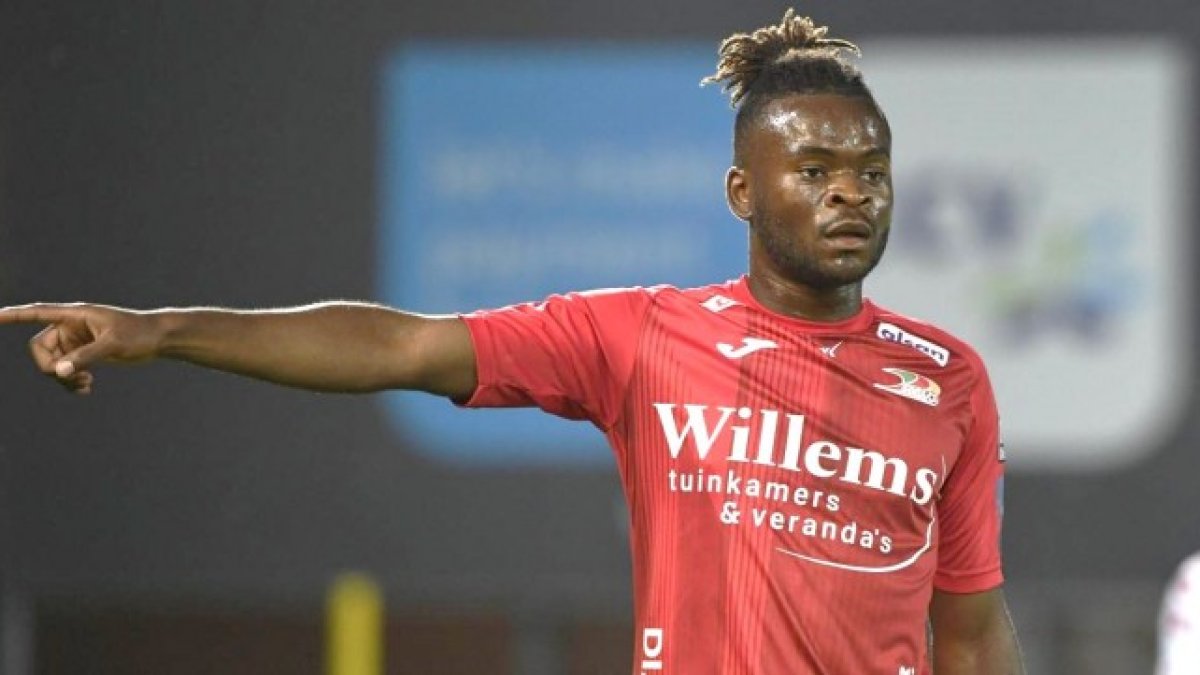 Ari Nkaka refuerza el centro del campo del Almería.