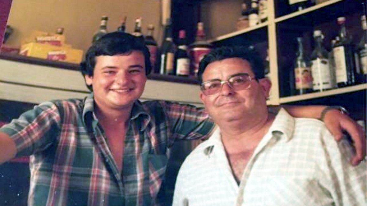 José Ramón Sogorb, en el bar, cuando estaba en activo, junto a uno de sus hijos.