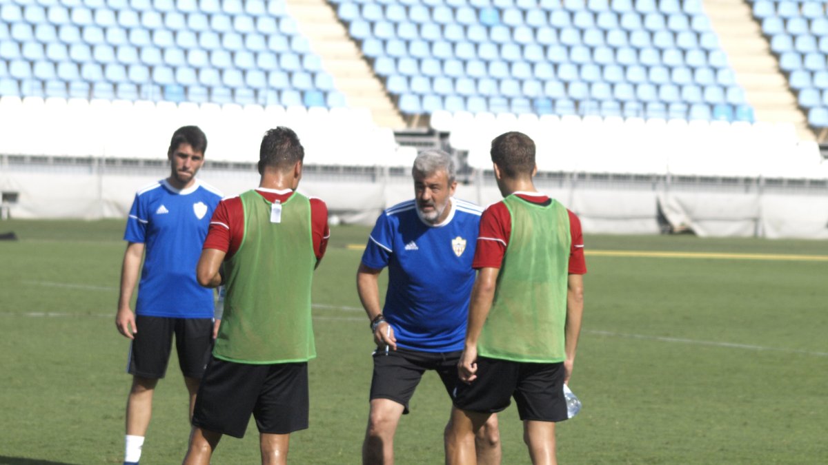 Óscar Fernández hablando con José Romera y José Corpas.