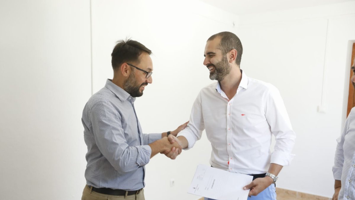 Entrega de las llaves del local al responsable de Correos