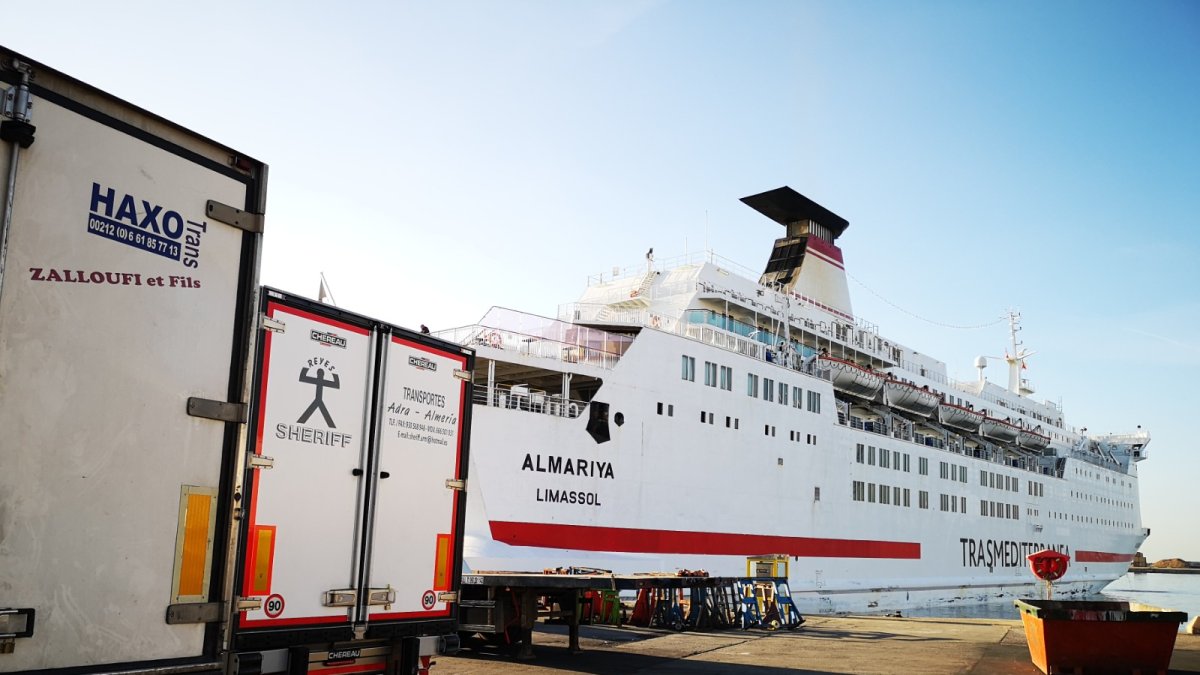 Operación de carga de mercancías en el puerto de Almería