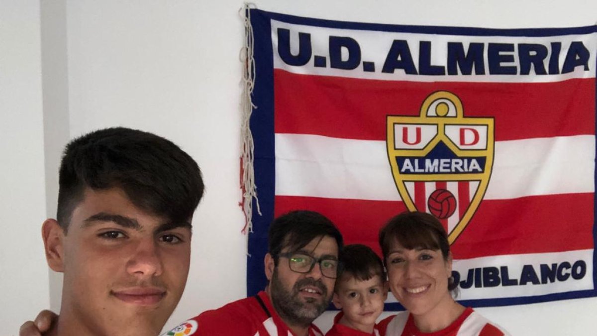Antonio y su familia en su casa de Blanca (Murcia), un museo rojiblanco.