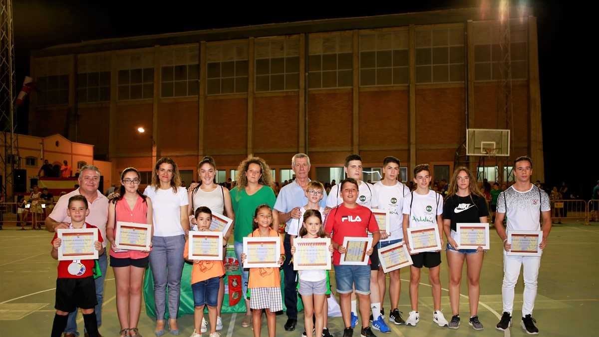 Los deportistas galardonados con las autoridades.