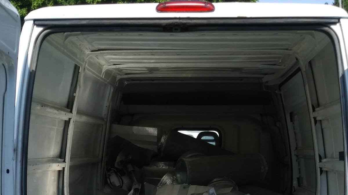 Una furgoneta de la Policía Nacional cargada de focos y otros materiales decomisados.