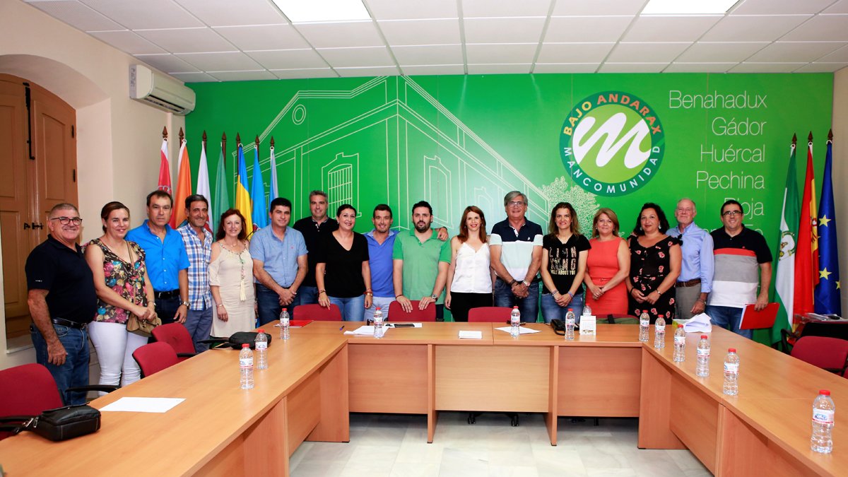 Foto de familia tras el pleno de investidura con Ángeles Castillo (de blanco) en el centro.