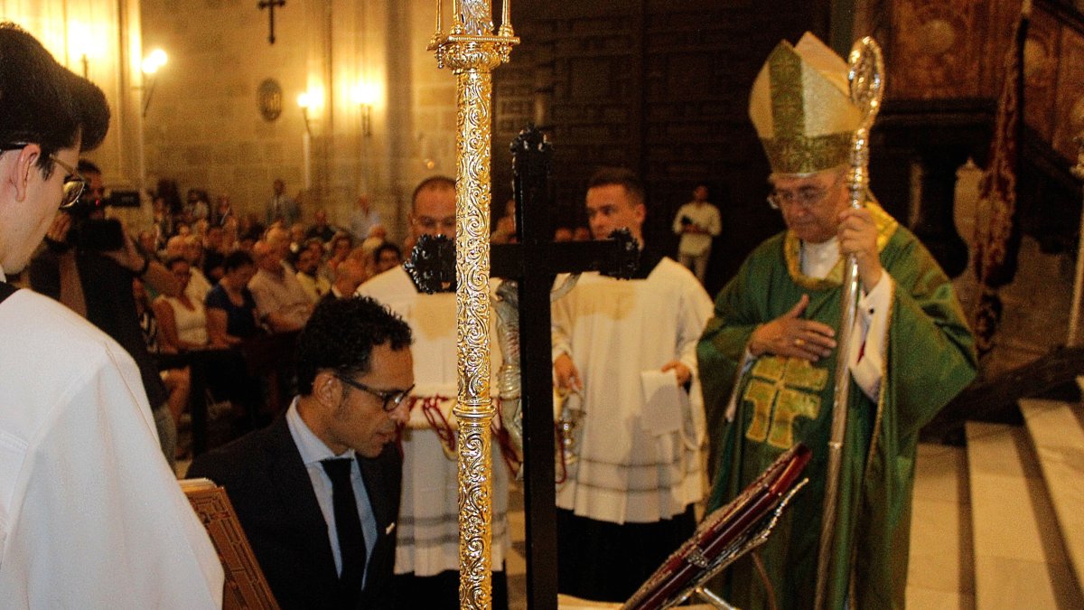 Isaac Vilches jura ante los santos evangelios como nuevo presidente de la Agrupación y ante el obispo, Adolfo González.