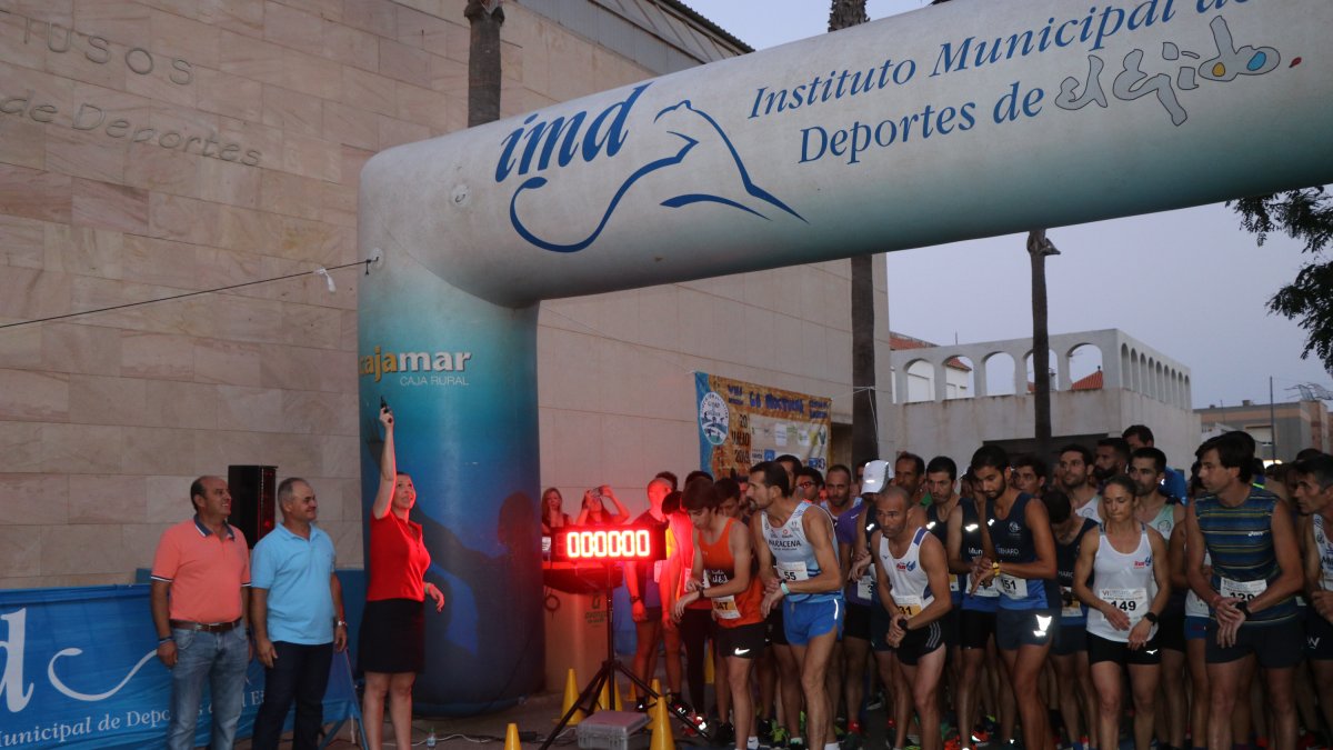 Los participantes listos para tomar la salida.