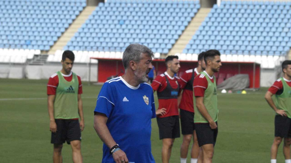 El entrenador del Almería trabaja con jugadores de proyección.