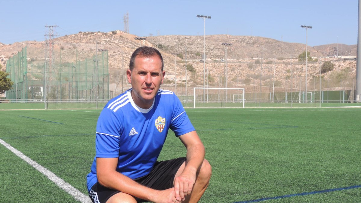 Esteban Navarro posa para LA VOZ en la Ciudad Deportiva de Los Ángeles.