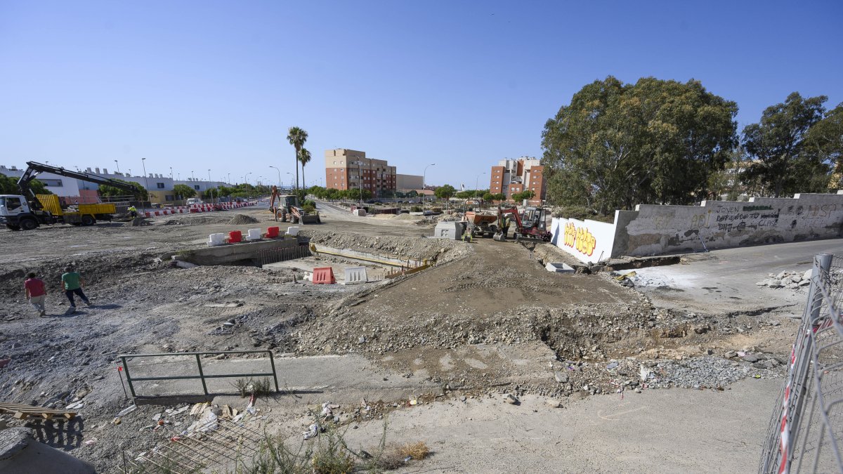 Vista general de las obras en la zona en la que se encontraba el paso a nivel que ahora desaparece.