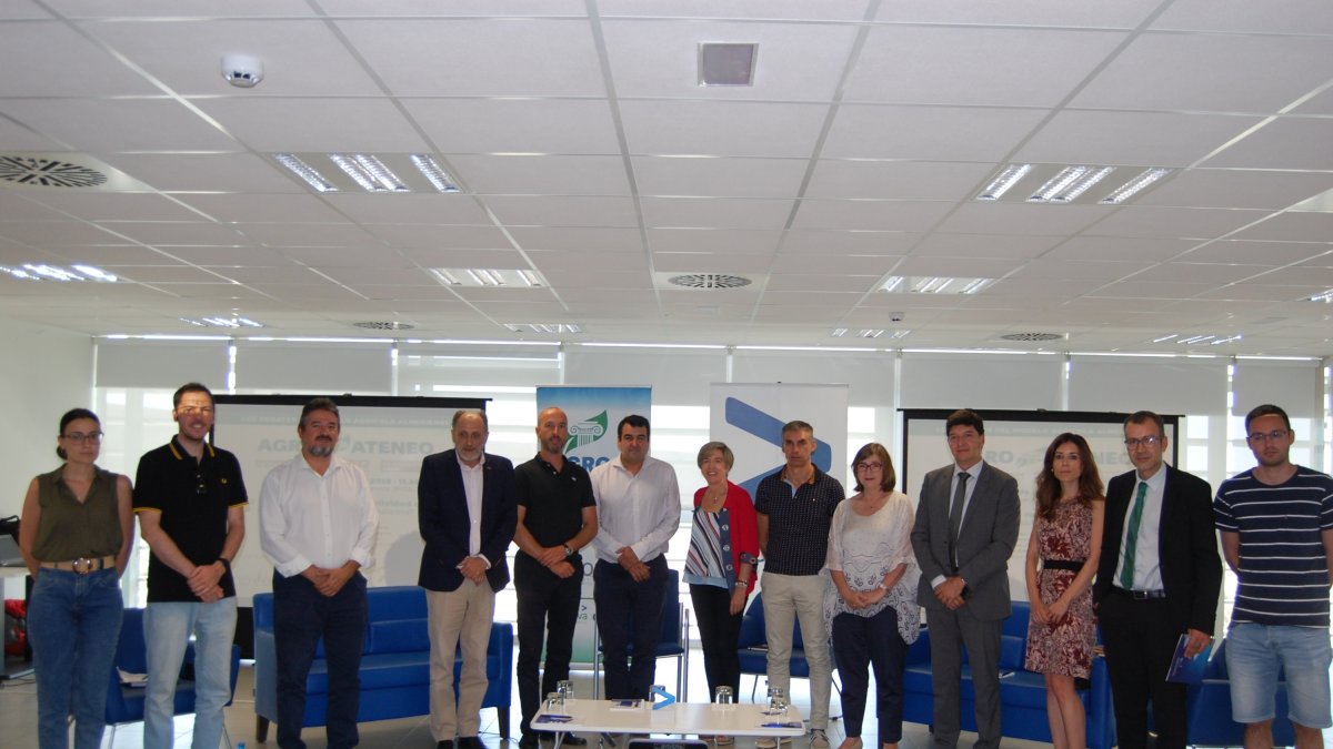 Foto de familia con los intervinientes en el debate.