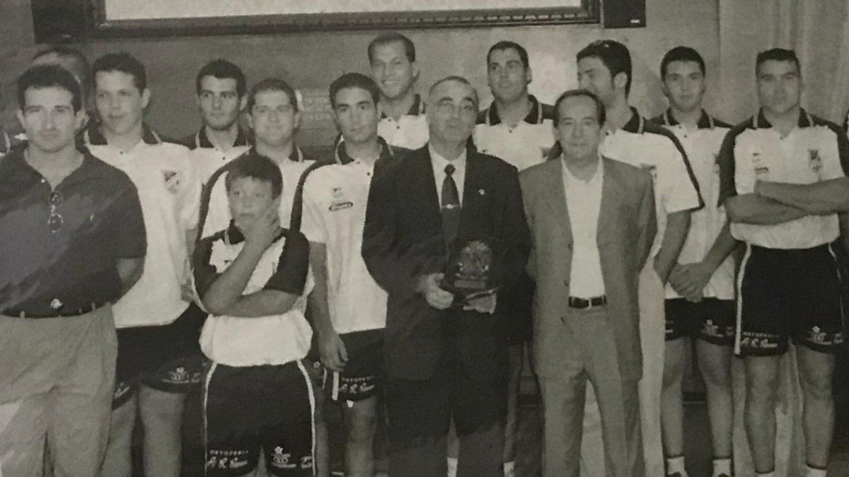 El más pequeño de la foto con los grandes del balonmano.