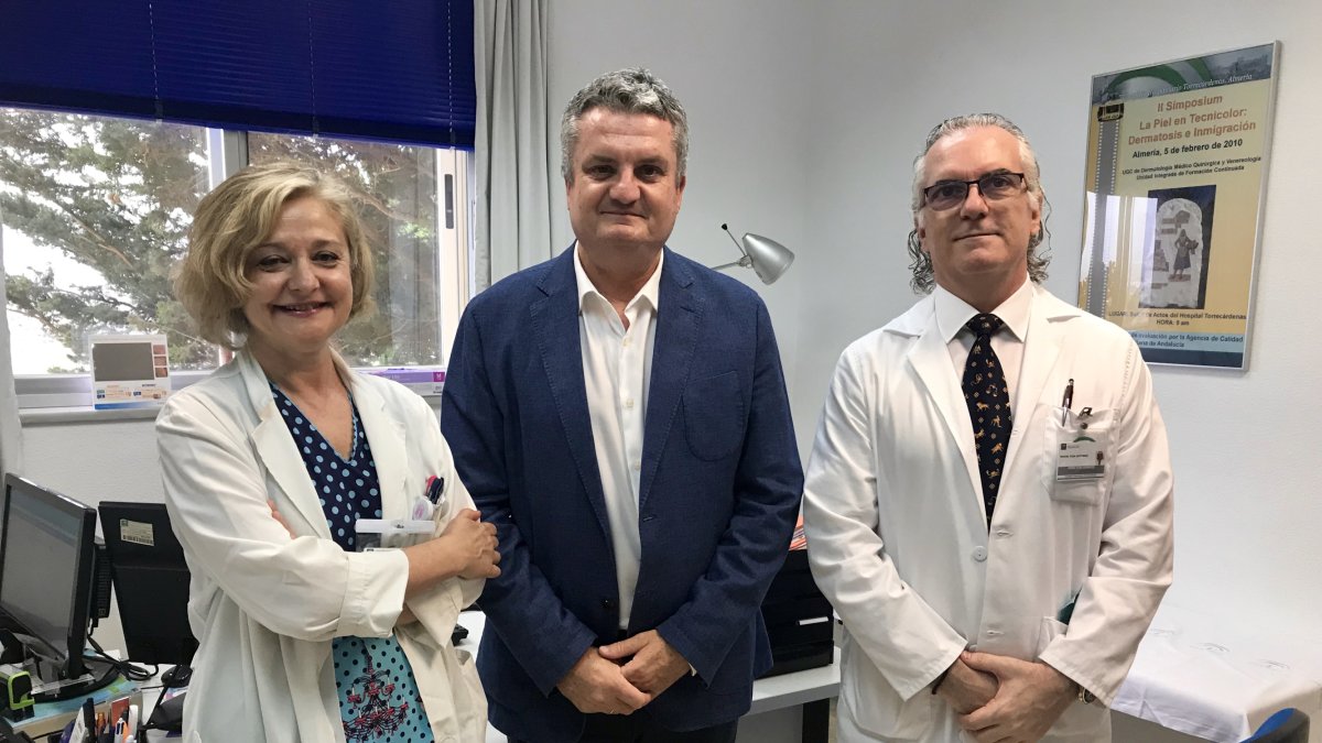 La doctora Mercedes Alcalde junto al delegado territorial de Salud y Familia y el gerente de Torrecárdenas.