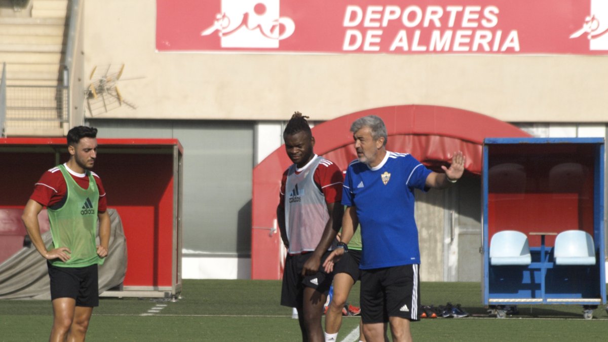 Óscar Fernández hablando con Ari Nkaka en el entrenamiento.