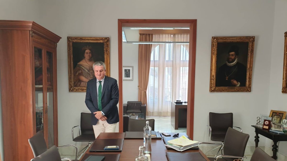 El delegado de Salud durante una visita días atrás al Ayuntamiento de Almería.