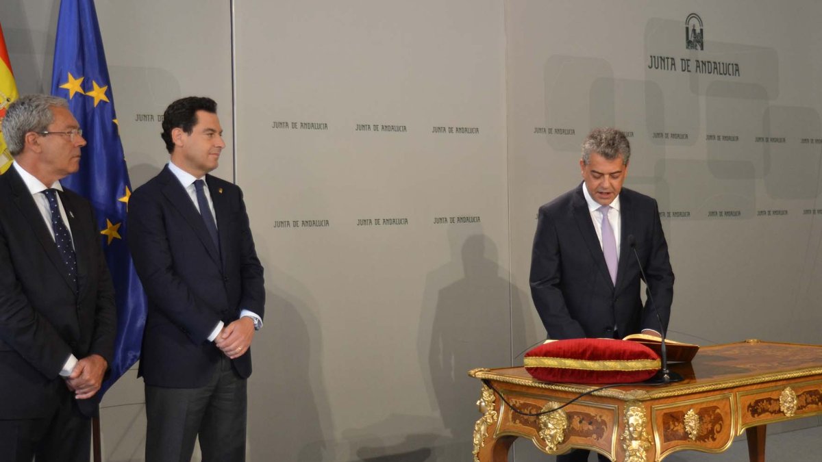 Carmelo Rodríguez tomando posesión de su cargo ante Juan Manuel Moreno, presidente de la Junta de Andalucía.
