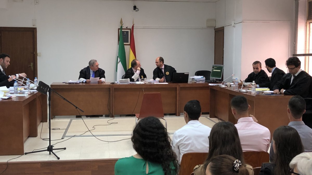 Los acusados en el inicio del juicio oral