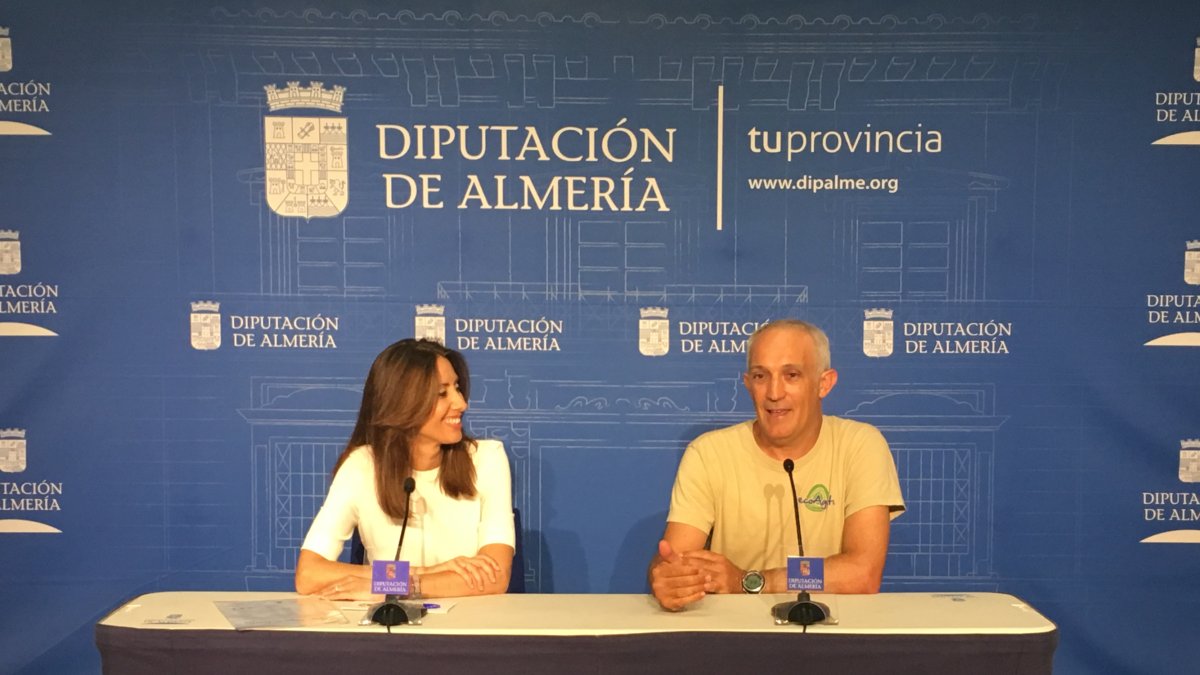 Carmen Belén López, diputada de Familia y José Manuel Fuentes, gerente de Ecoagata, durante la presentación.