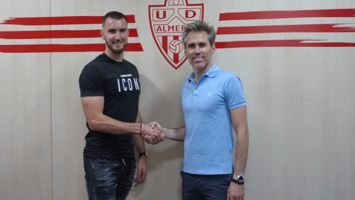 Peybernes en la sede de club junto a Miguel Ángel Corona.