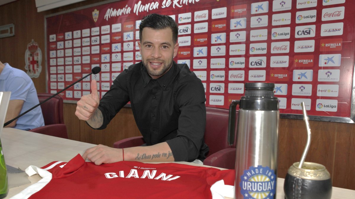 Gianni Rodríguez en su presentación con el Almería.