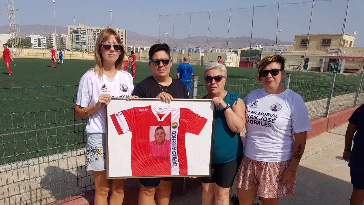 Laura, María, Carmen y Eva, hijas y viuda de Juanjo Morales.