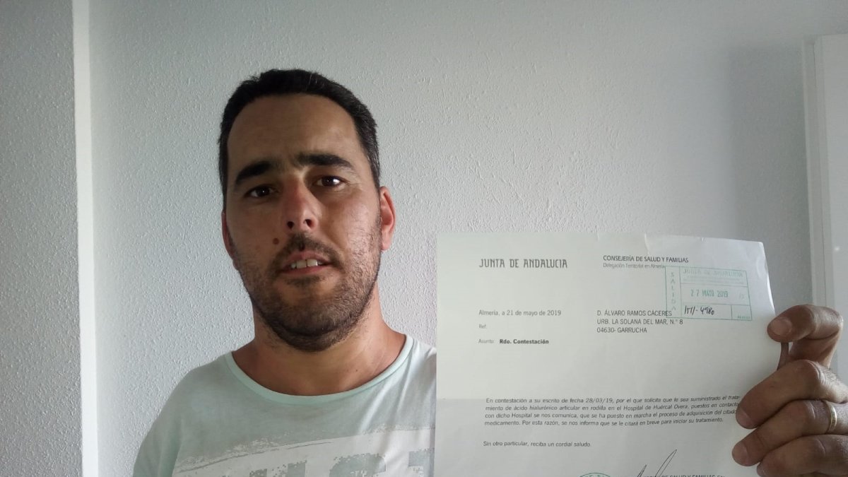 Álvaro Ramos muestra el escrito d emayo en el que el SAS le prometía una cita próxima.